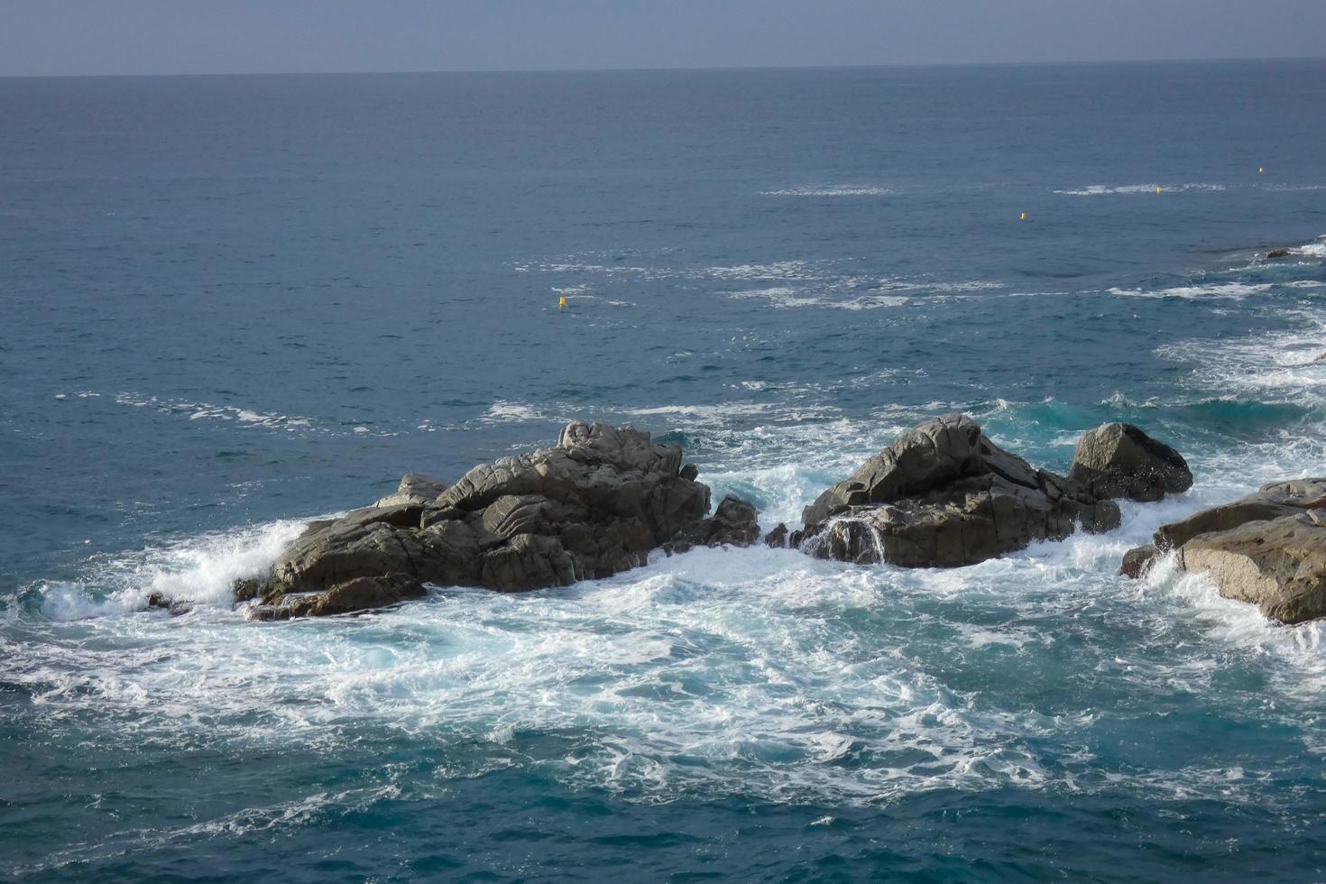 rotsen en zee in de Catalaans costa bravoure, middellandse Zee zee, blauw zee foto