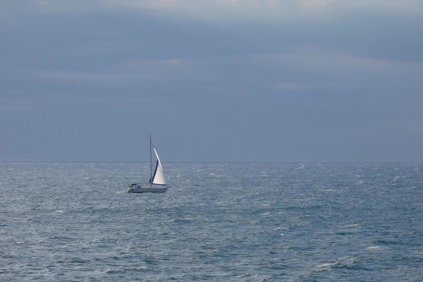 zeilboot het zeilen in de middellandse Zee zee, kalmte wateren foto