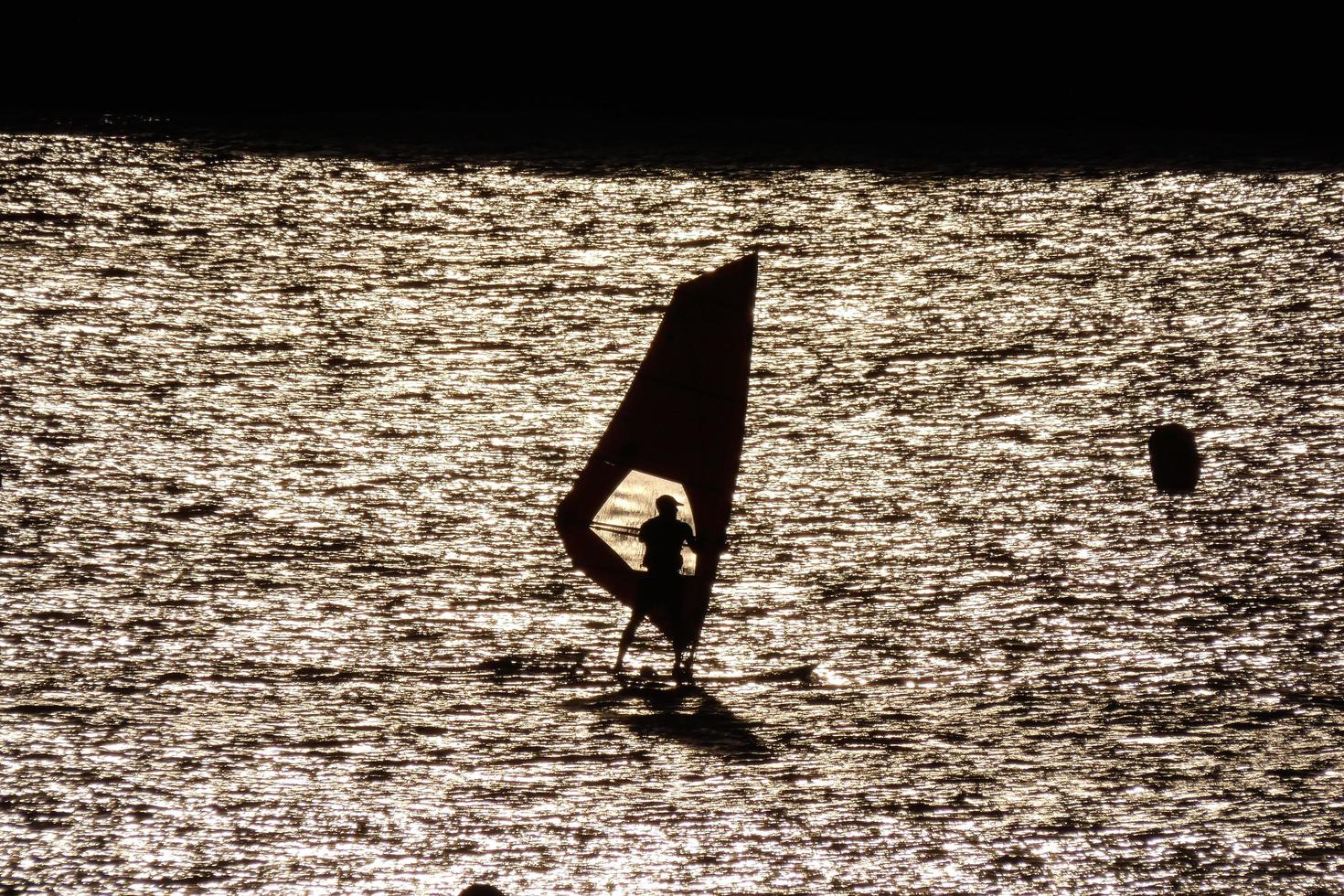 beoefenen het windsurfen in de middellandse Zee zee, kalmte zee foto