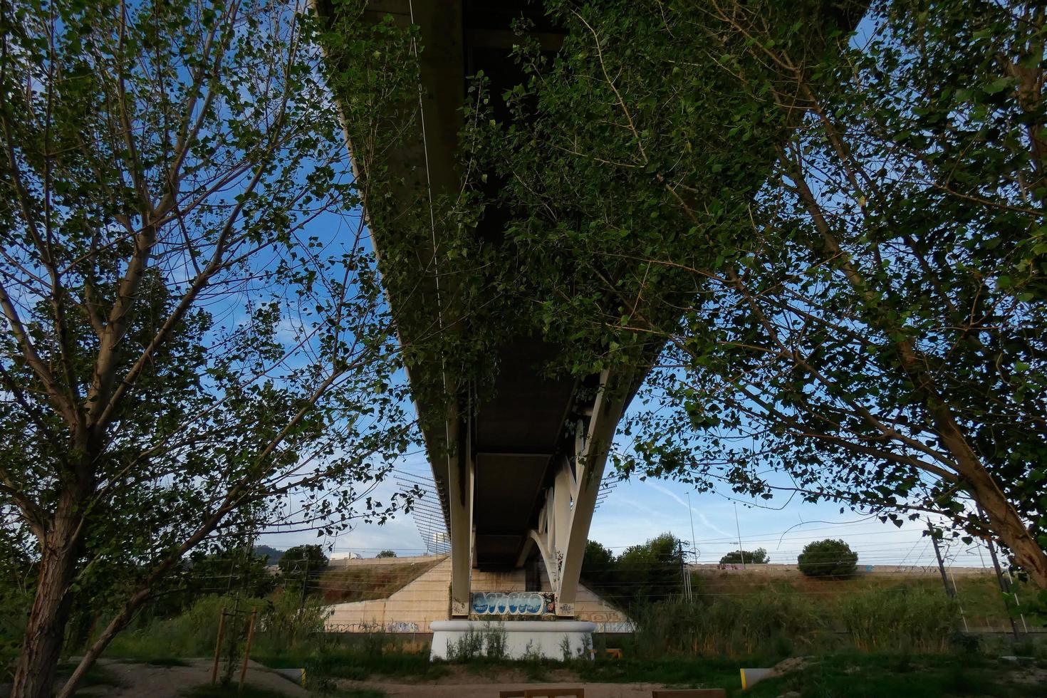 brug over- de llobregat rivier, bouwkunde werk voor de passage van auto's, vrachtwagens en bussen. foto