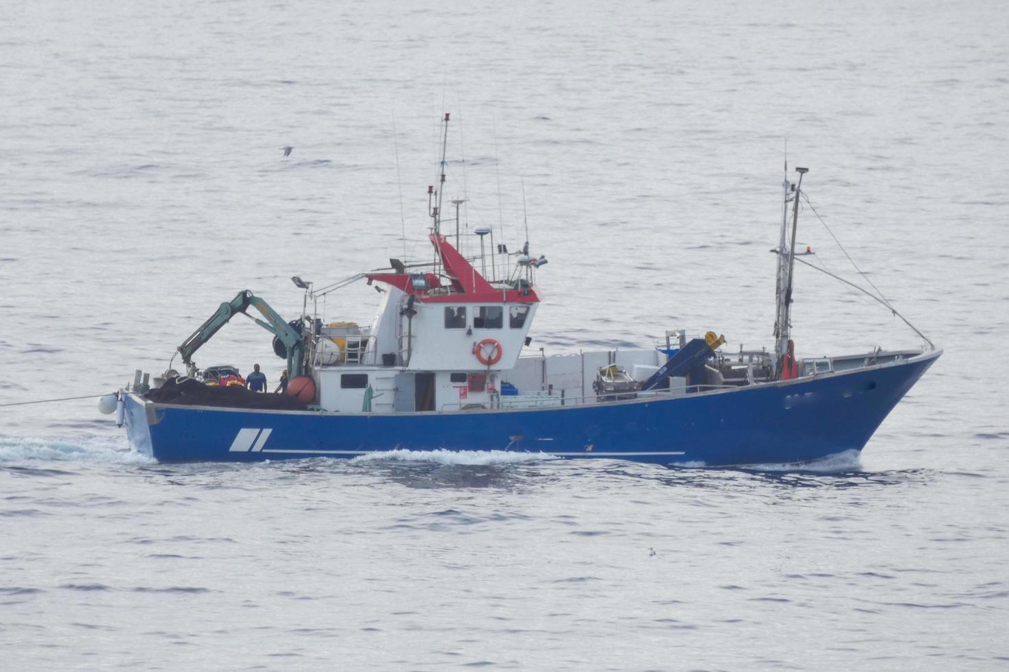 visvangst vaartuig terugkeren van visvangst in de middellandse Zee zee. foto