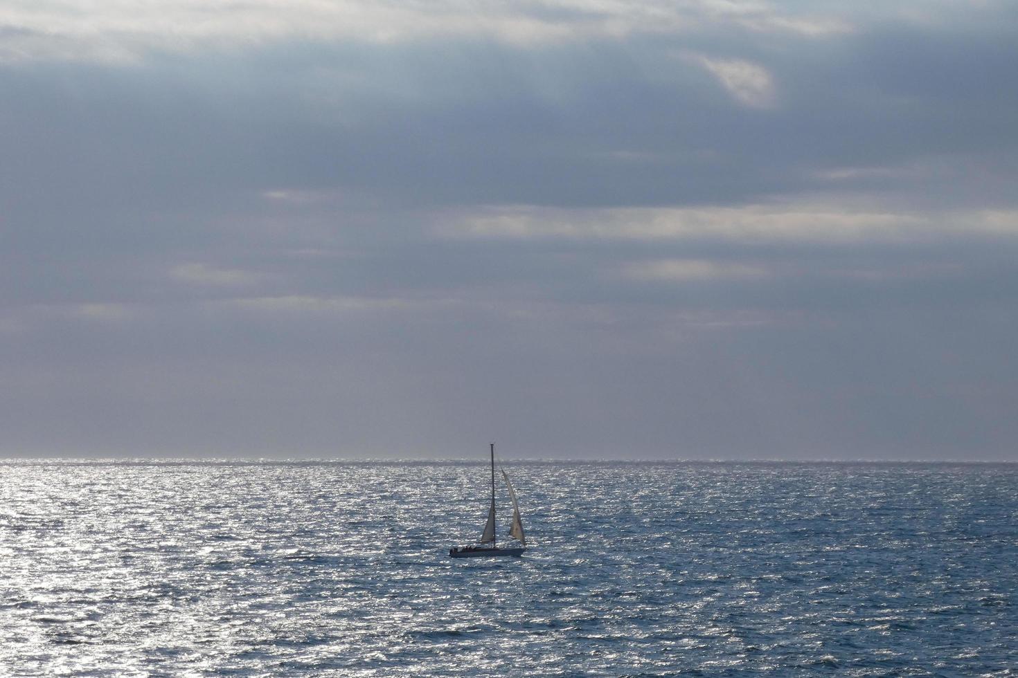 zeilboot het zeilen in de middellandse Zee zee, kalmte wateren foto