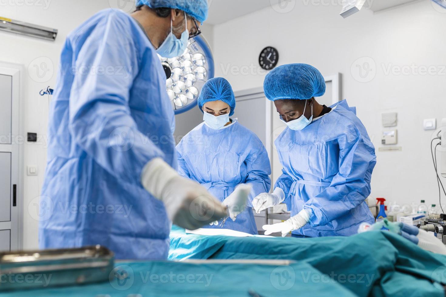 in werking kamer van chirurgisch tafel met instrumenten, assistent picks omhoog instrumenten voor chirurgen gedurende operatie. chirurgie in voortgang. professioneel medisch artsen het uitvoeren van chirurgie. foto
