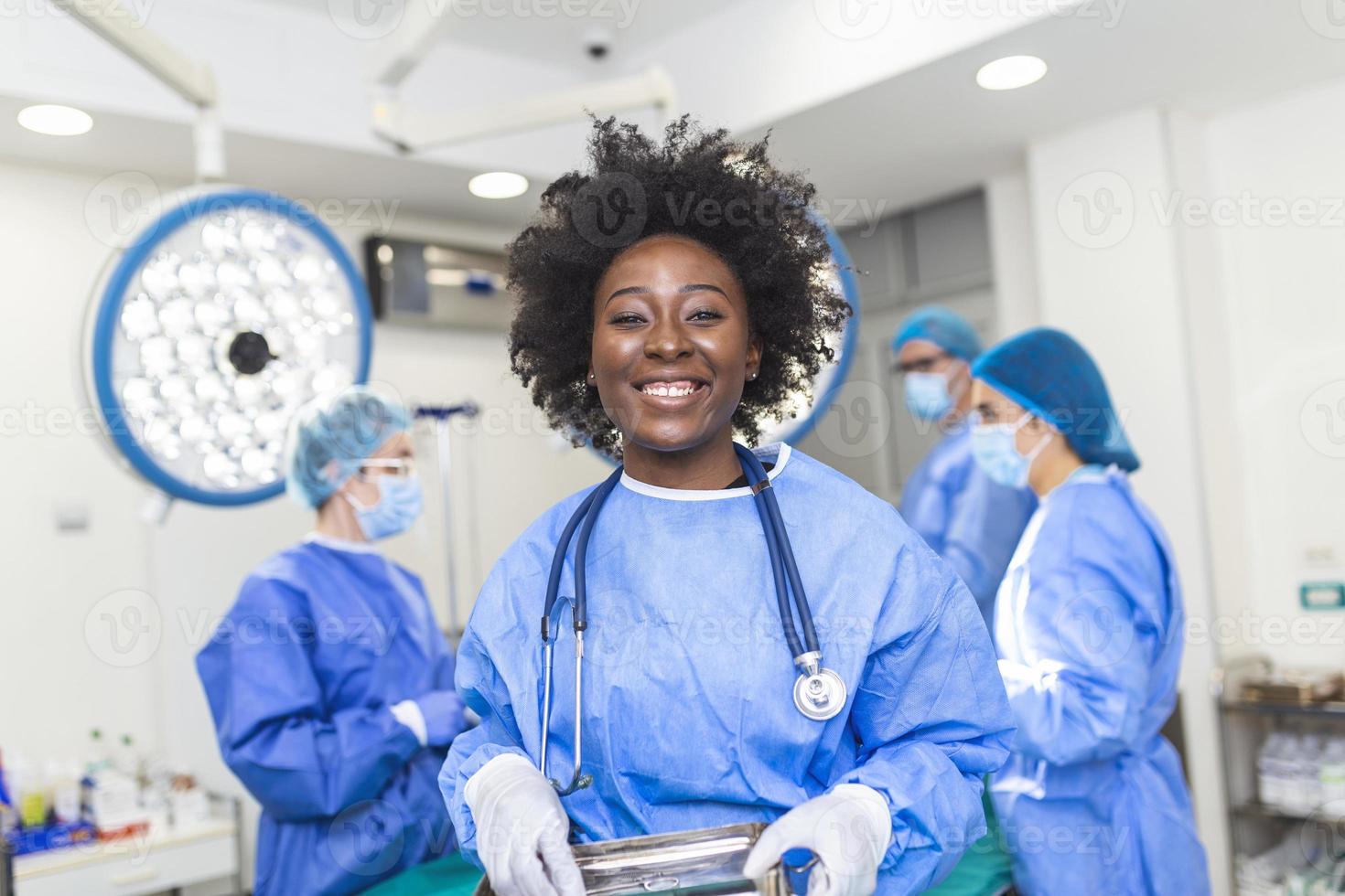 portret van Afrikaanse Amerikaans vrouw chirurg staand in in werking kamer, klaar naar werk Aan een geduldig. vrouw medisch arbeider in chirurgisch uniform in operatie theater. foto