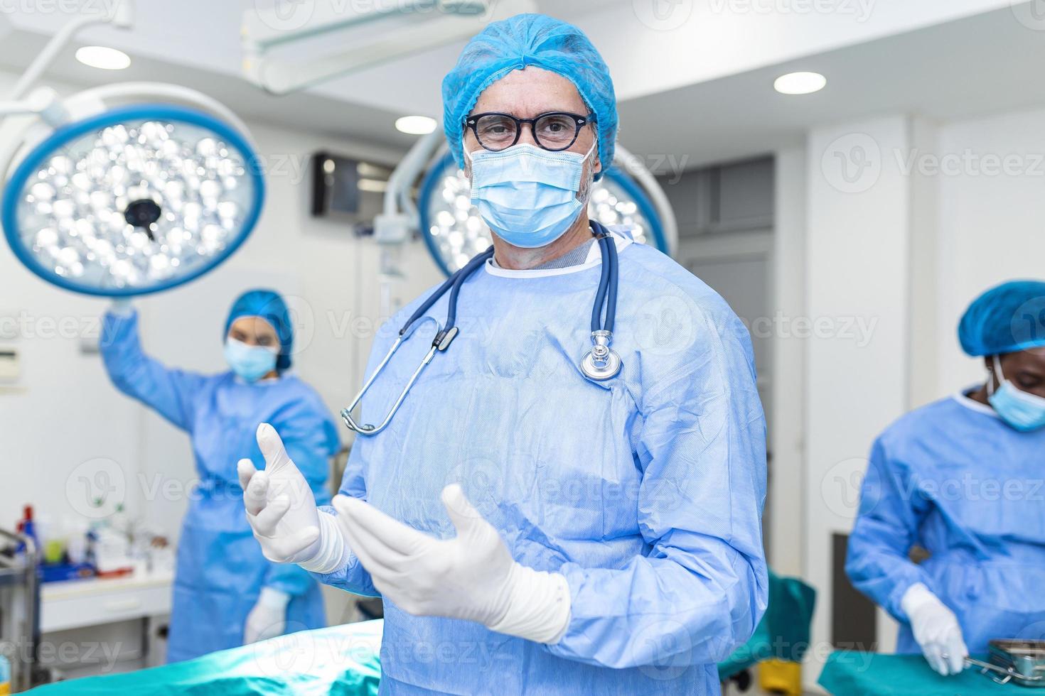 portret van mannetje chirurg vervelend chirurgisch masker in operatie theater Bij ziekenhuis. gezondheidszorg arbeiders in de coronavirus covid19 pandemisch foto