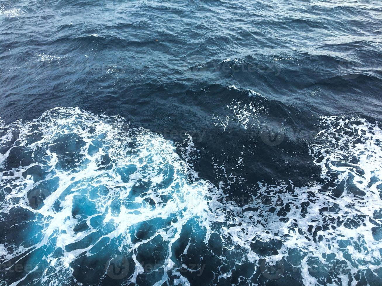 de golven van de zee water. oceaan achtergrond foto