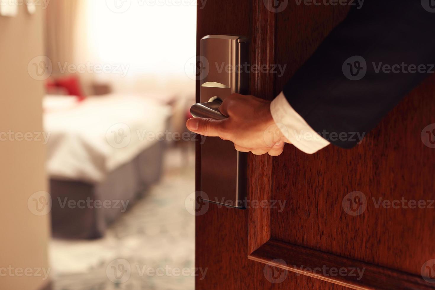 hand- van zakenman opening hotel kamer foto