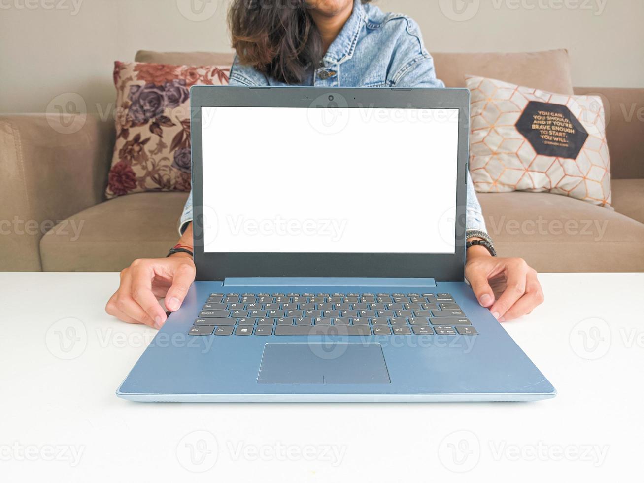 mockup laptop. Aziatisch vrouw tonen nieuw model- laptop naar adviseren buying advies in gewoontjes jean jasje Aan wit tafel foto