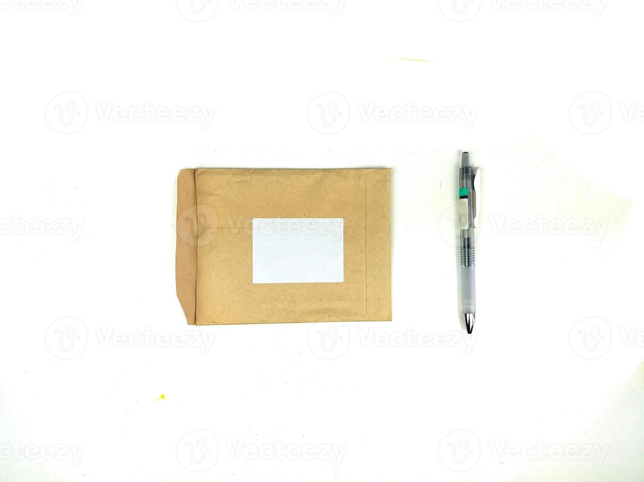 blanco gerecycled papier schrijfbehoeften reeks mockup met wit lay-out in de centrum en pen Aan de kant foto
