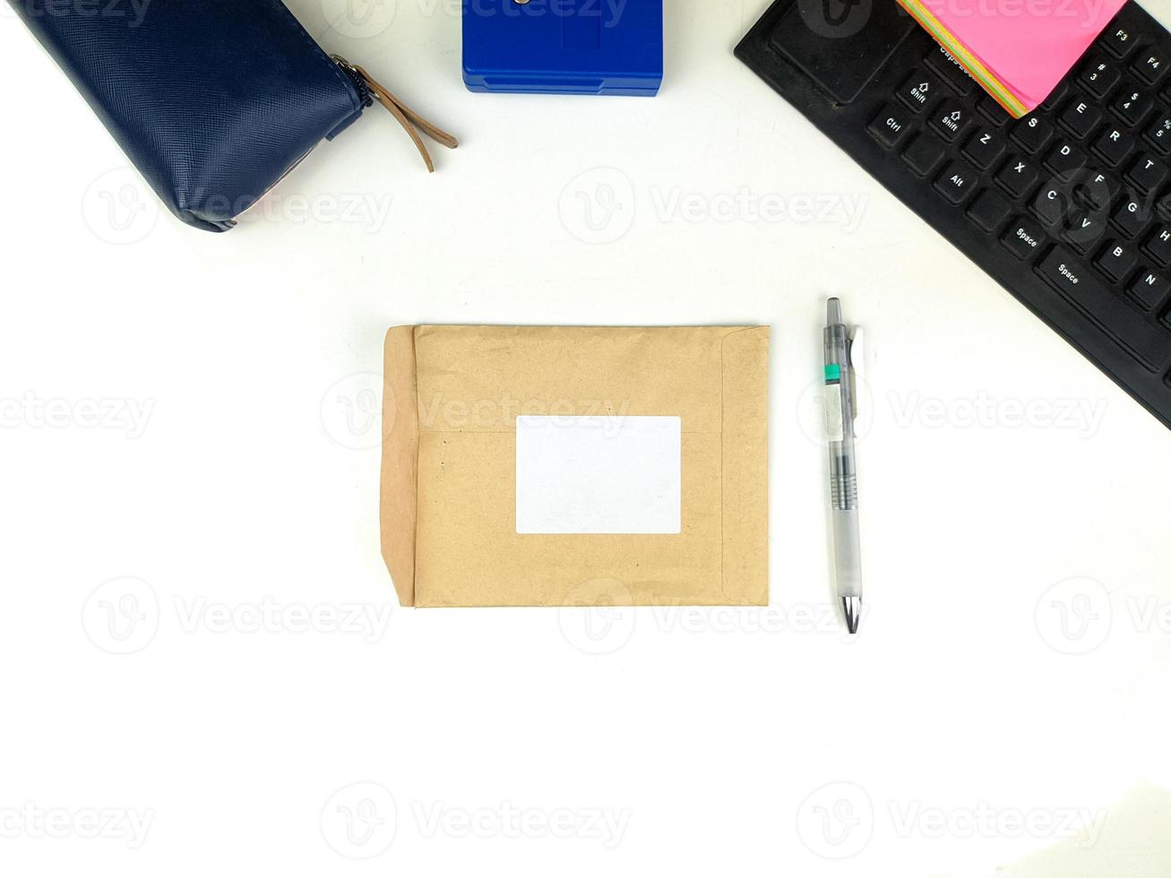 leeg gerecycled papier schrijfbehoeften reeks mockup met wit lay-out in de centrum en pen Aan de kant, geïsoleerd tegen wit kantoor bureau achtergrond foto