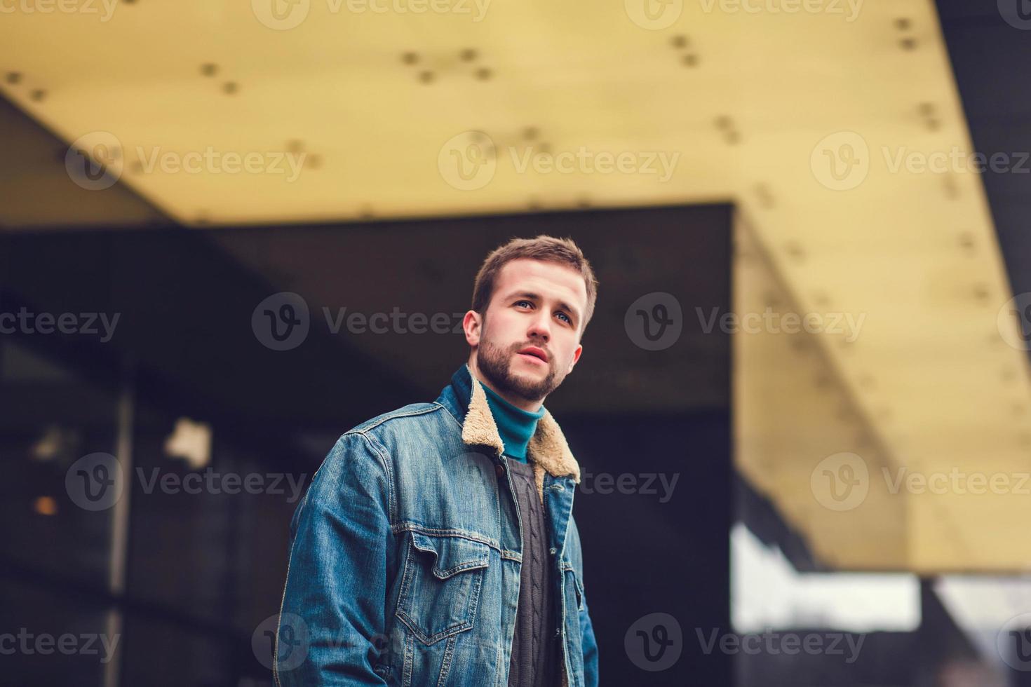 stijlvolle man die op straat staat foto