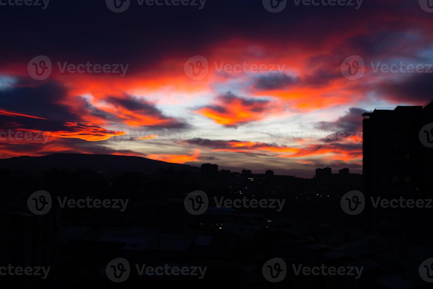 mooi zonsopkomst rood geel wolken foto