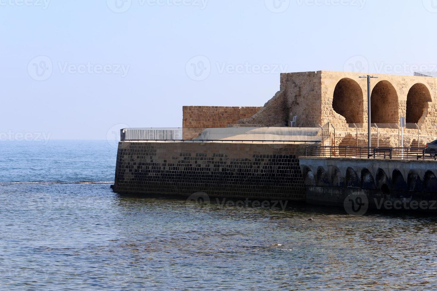 steen muur van een oude vesting Aan de kust in Israël. foto