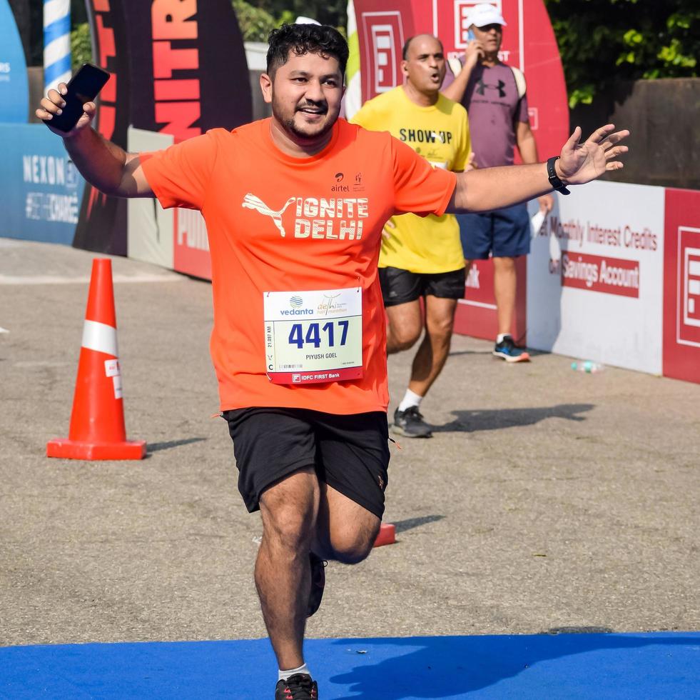 nieuw Delhi, Indië - oktober 16 2022 - vedanta Delhi voor de helft marathon ras na covid in welke marathon deelnemers over naar kruis de af hebben lijn, Delhi voor de helft marathon 2022 foto