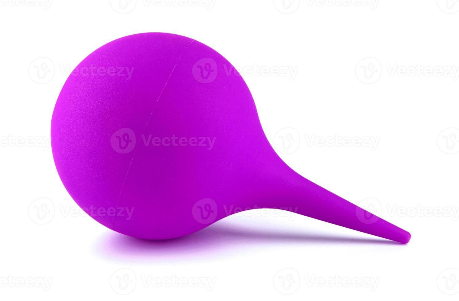 Purper rubber bal injectiespuit geïsoleerd Aan wit achtergrond. vol knipsel pad. foto