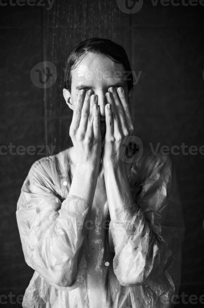 portret van een meisje in de douche, met nat druppels Aan haar lichaam foto