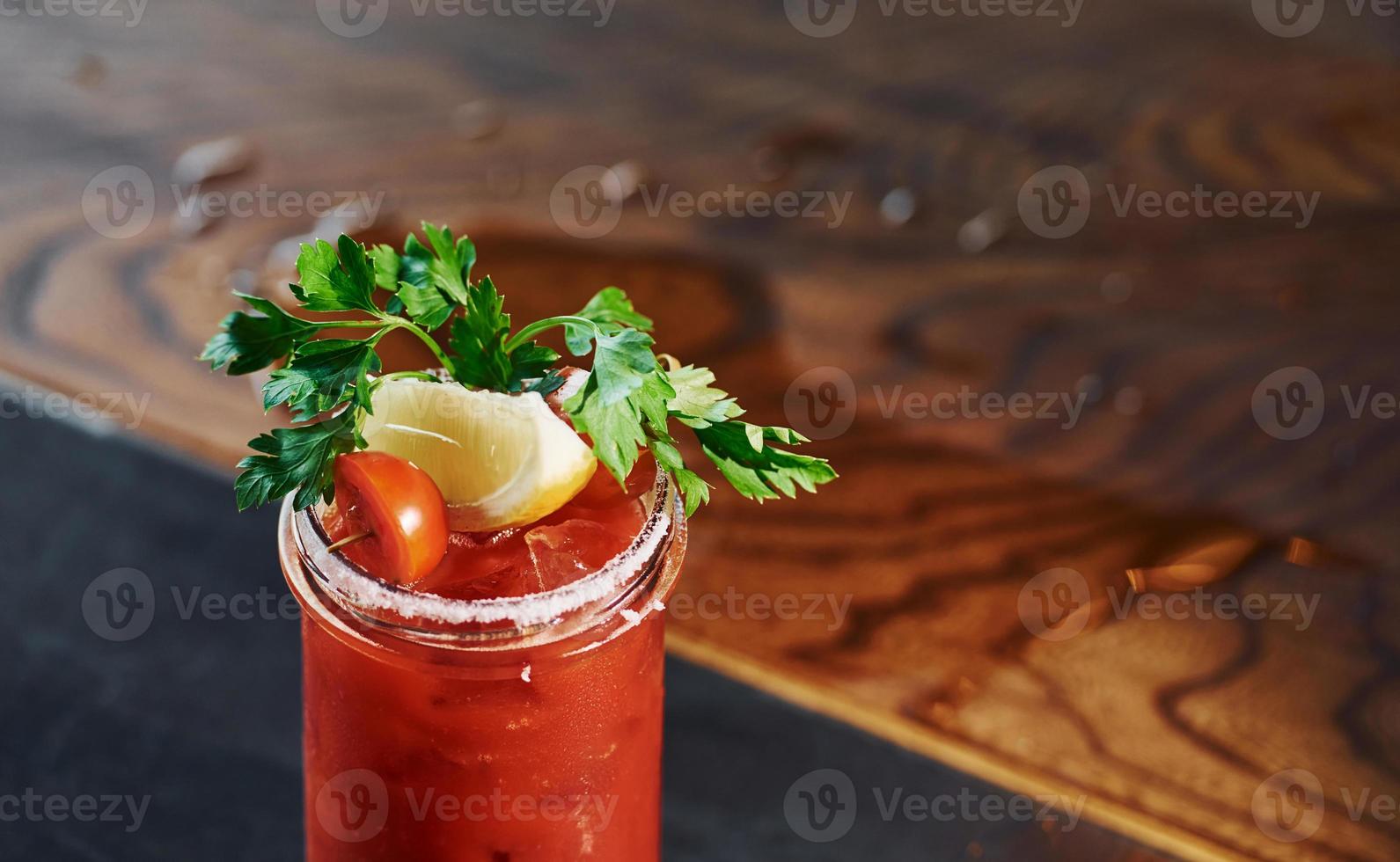 grapefruit binnen. dichtbij omhoog visie van vers zomer cocktail Aan de houten tafel foto