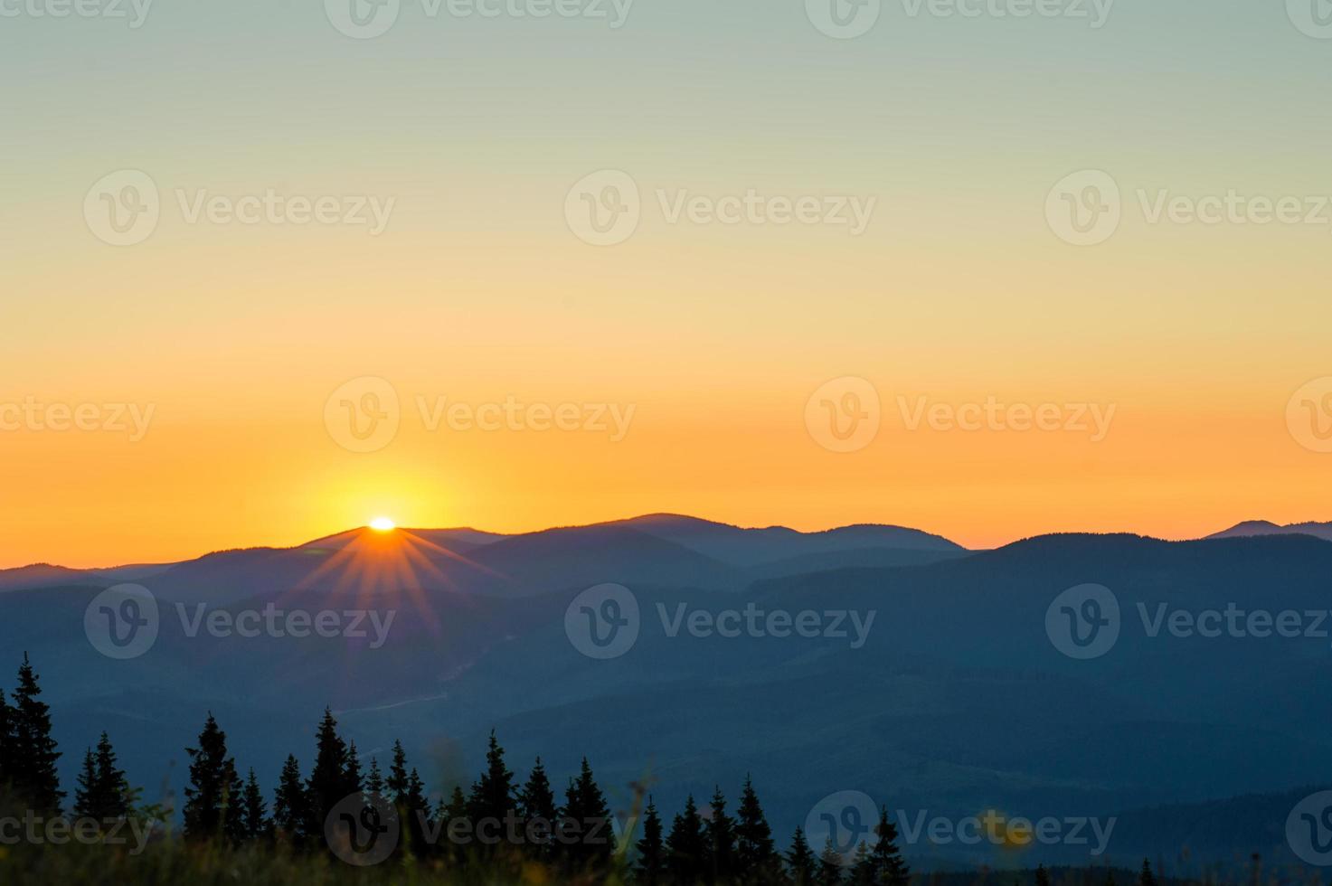 Karpaten bergen zonsondergang foto