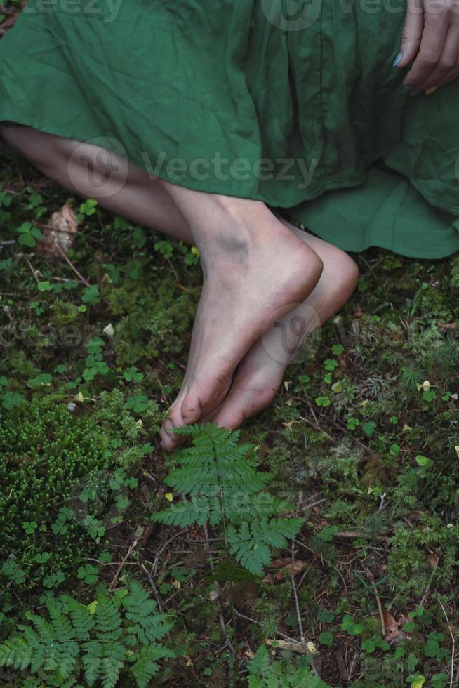 dichtbij omhoog voeten Aan groen Woud grond concept foto