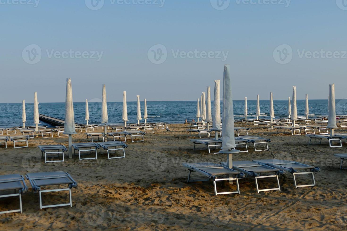 strand visie met paraplu's foto