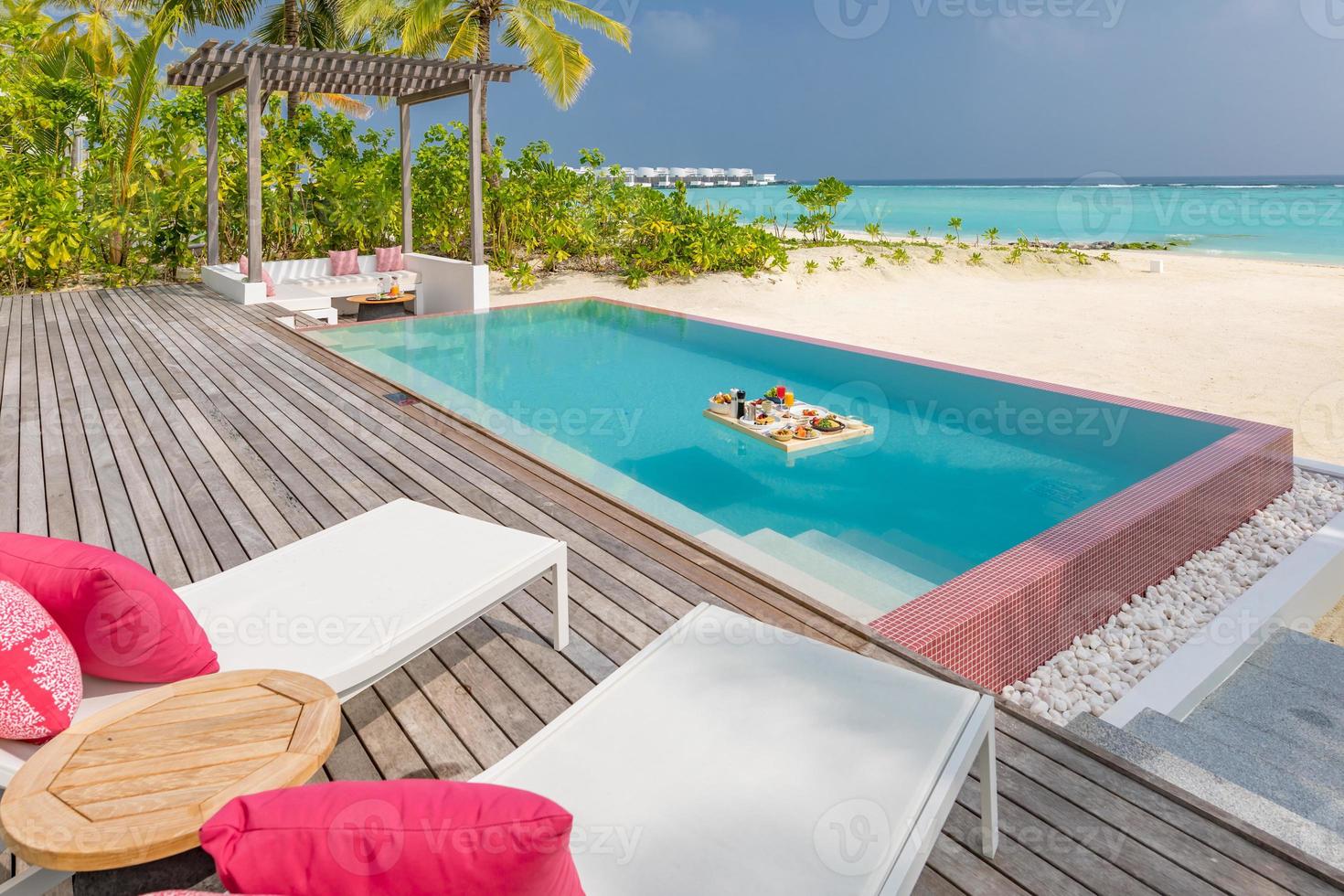 ontbijt in zwemmen zwembad drijvend. luxe zomer vakantie of huwelijksreis bestemming. toevlucht hotel fijnproever heerlijk voedsel in de buurt de zee met horizon. mooi zomer ontbijt instelling, paar reizen foto