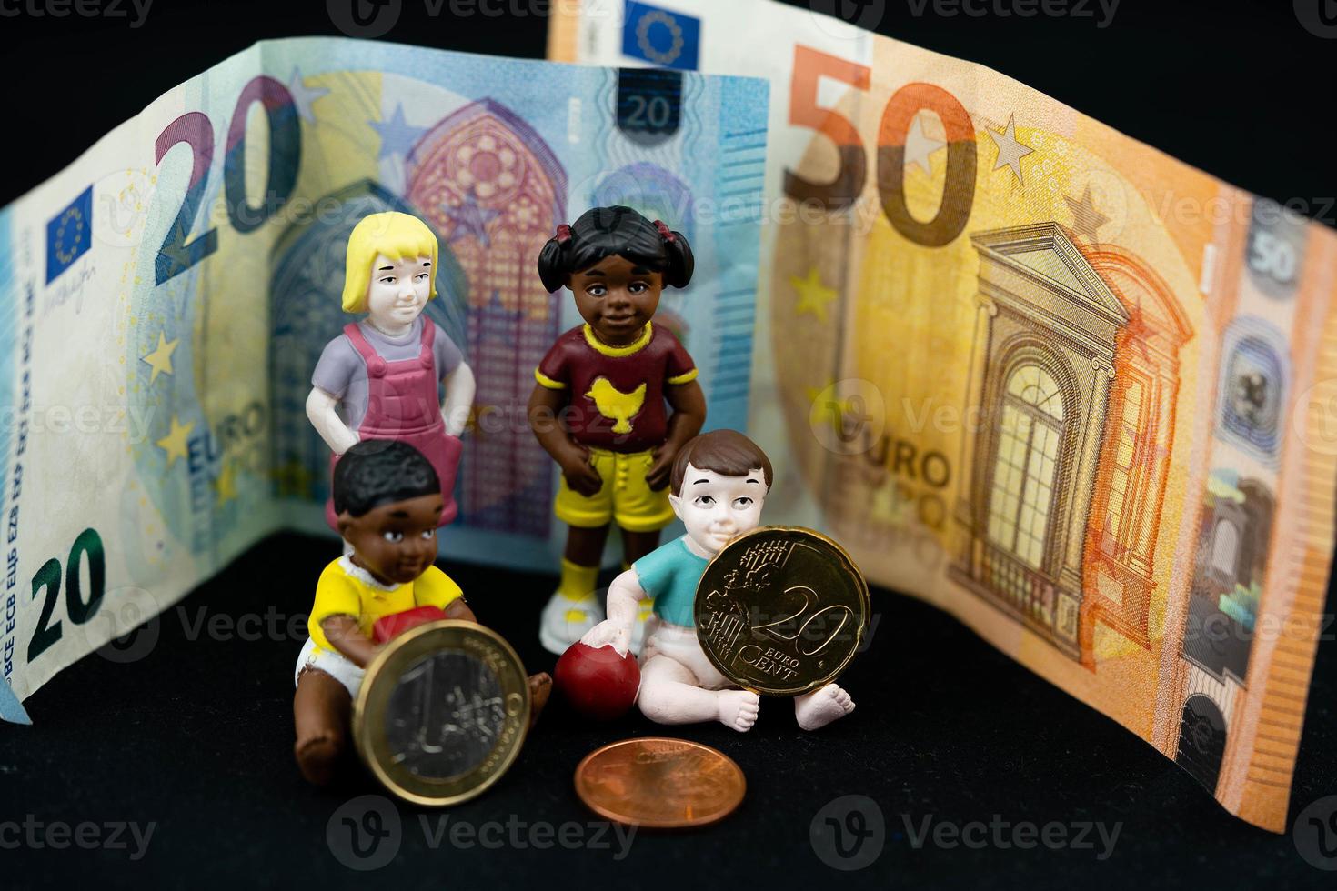 kinderen kosten een veel van geld. Daar is sommige ondersteuning van de staat door kind voordeel foto