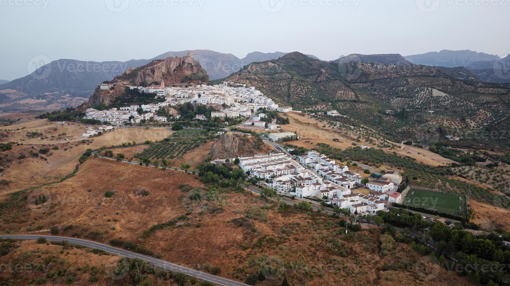 antenne visie van zahara de la Sierra wit dorpen van andalusië in Spanje met laag niveaus van water in de reservoir. toeristisch bestemming. vakantie en vakantie. droog seizoen in de Iberisch schiereiland. foto