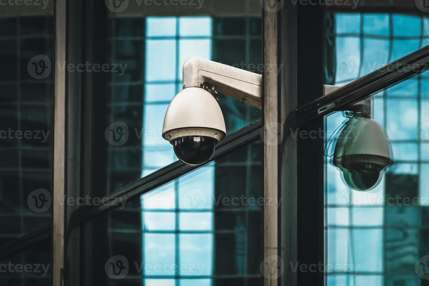 veiligheid camera buitenshuis, toezicht 360 mate camera Aan modern gebouw facade foto