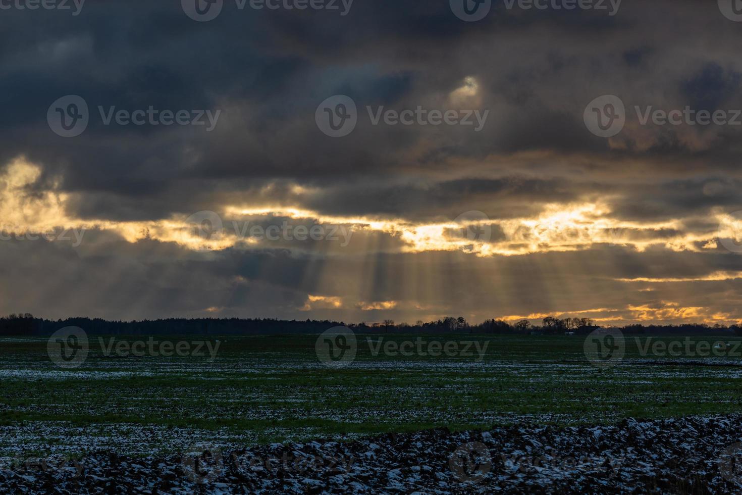 Baltisch zee kust met steentjes en ijs Bij zonsondergang foto