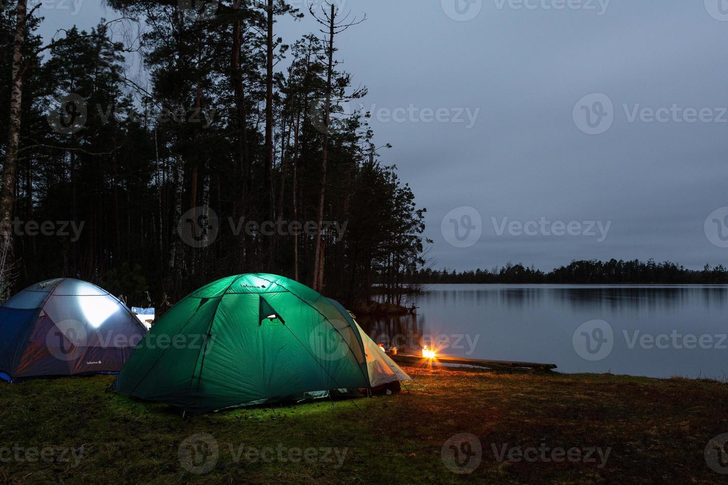 camping en tenten door de meer foto