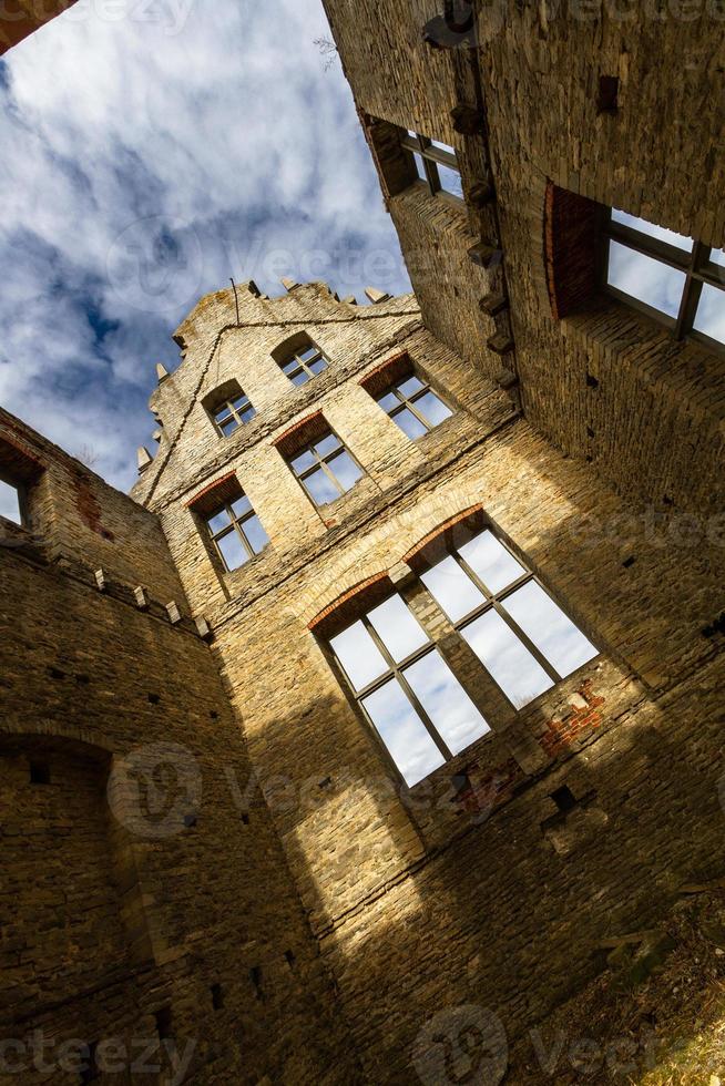 landhuis ruïnes in Estland Aan een zonnig dag foto