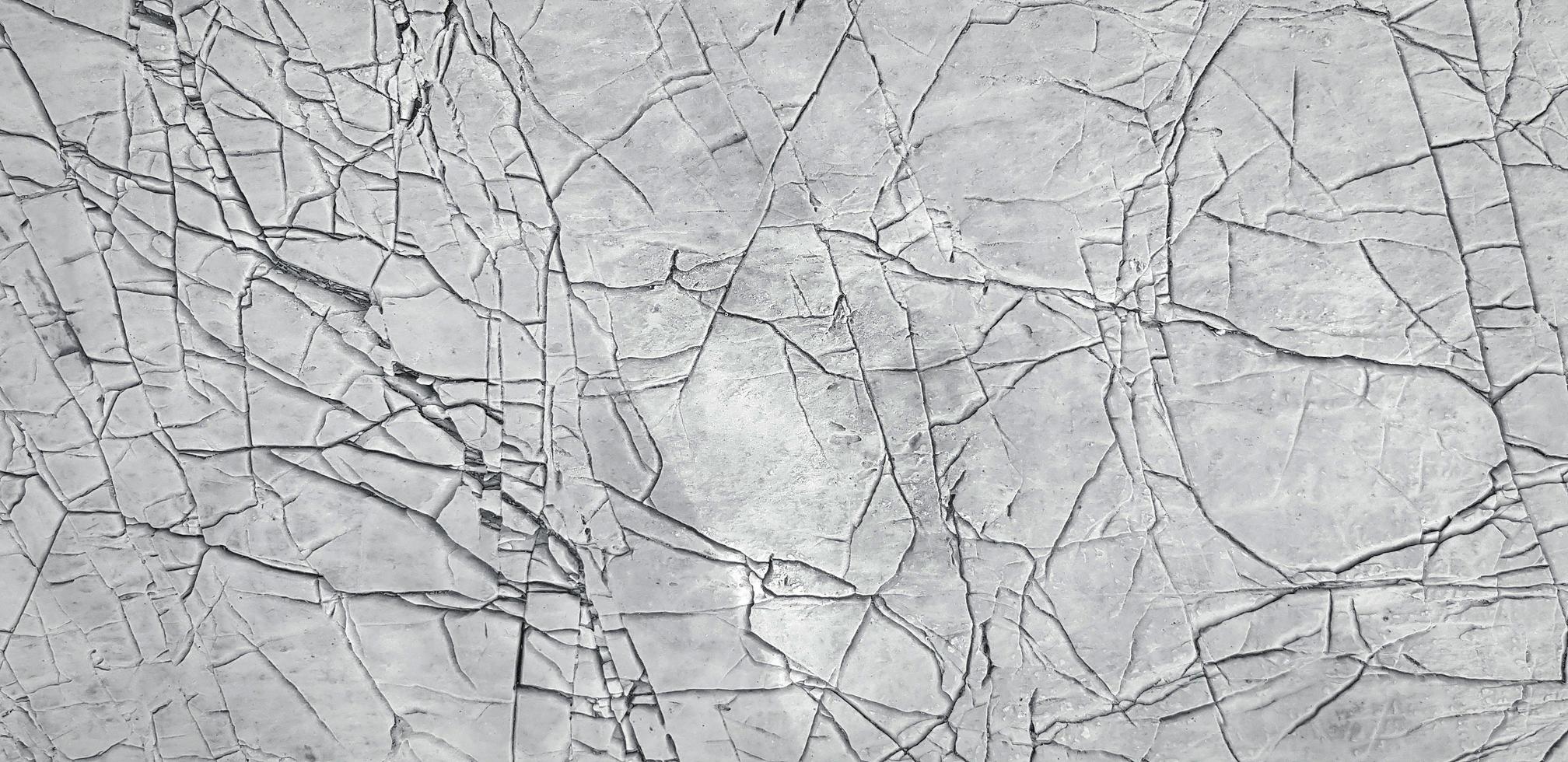 lijn patroon Aan grijs beton muur achtergrond. gebarsten Aan grijs graniet cement vloer. abstract behang. foto