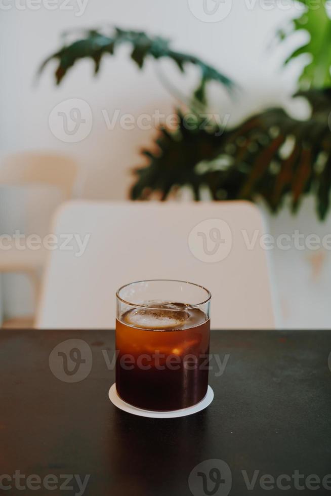 zwart koffie verkoudheid druppelen in glas foto