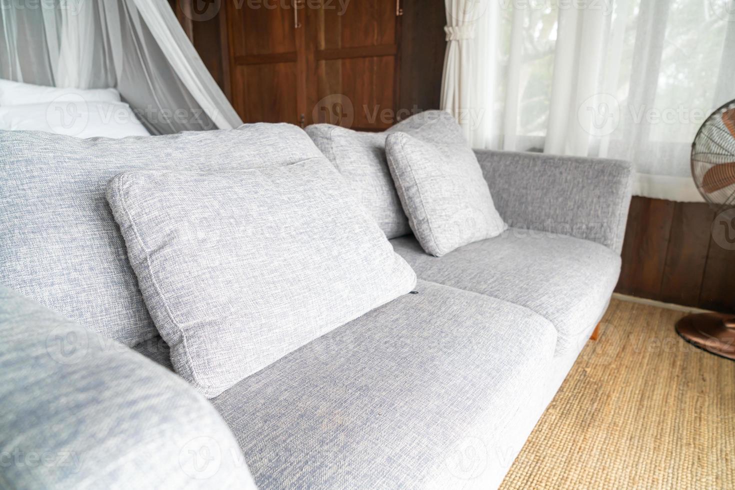 comfortabel kussens Aan hout sofa foto