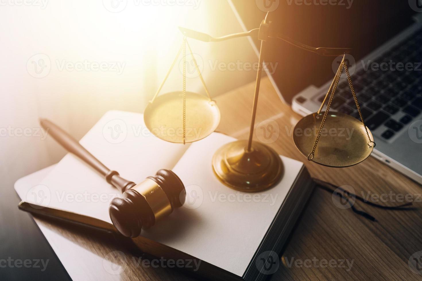rechtvaardigheid en recht concept.male rechter in een rechtszaal met de hamer, werken met, computer en docking toetsenbord, brillen, op tafel in ochtendlicht foto