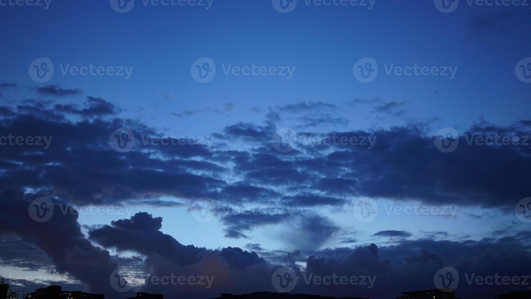 de mooi zonsondergang lucht visie met de wolken en de blauw lucht foto