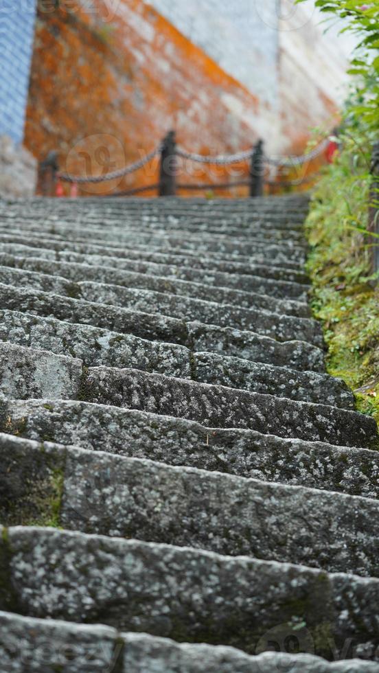 de steil trap gebruikt naar beklimmen de bergen in de platteland van de China foto