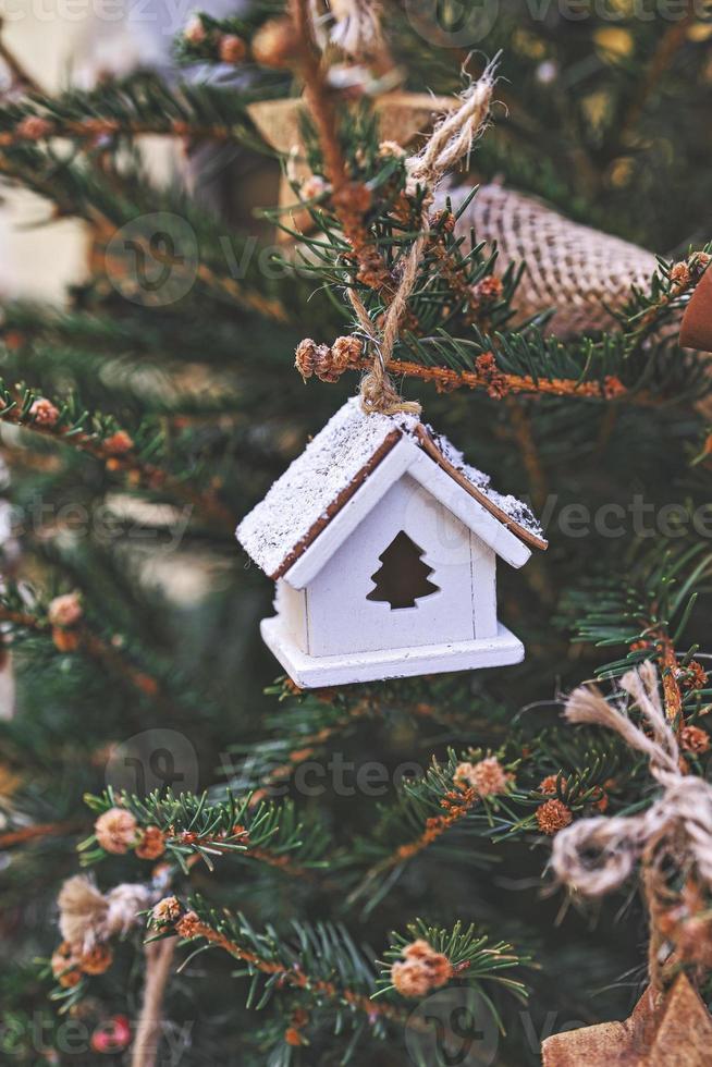 wijnoogst houten speelgoed- huis Aan Kerstmis boom. natuurlijk Kerstmis ornamenten voor Kerstmis boom, Zero waste foto