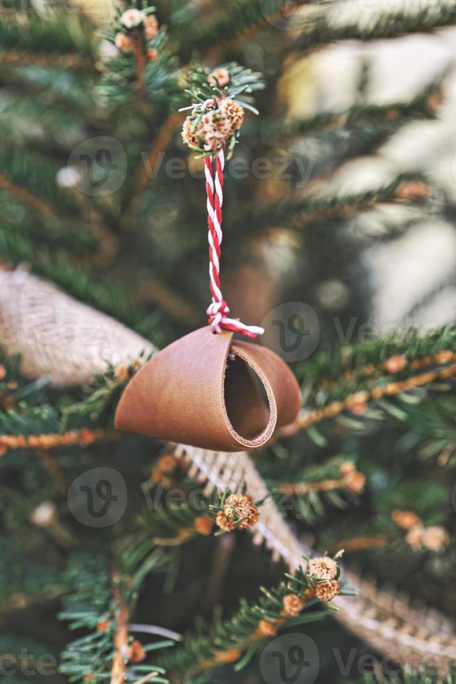 leer speelgoed- Aan Kerstmis boom Afdeling. handgemaakt Kerstmis Zero waste ornamenten. foto