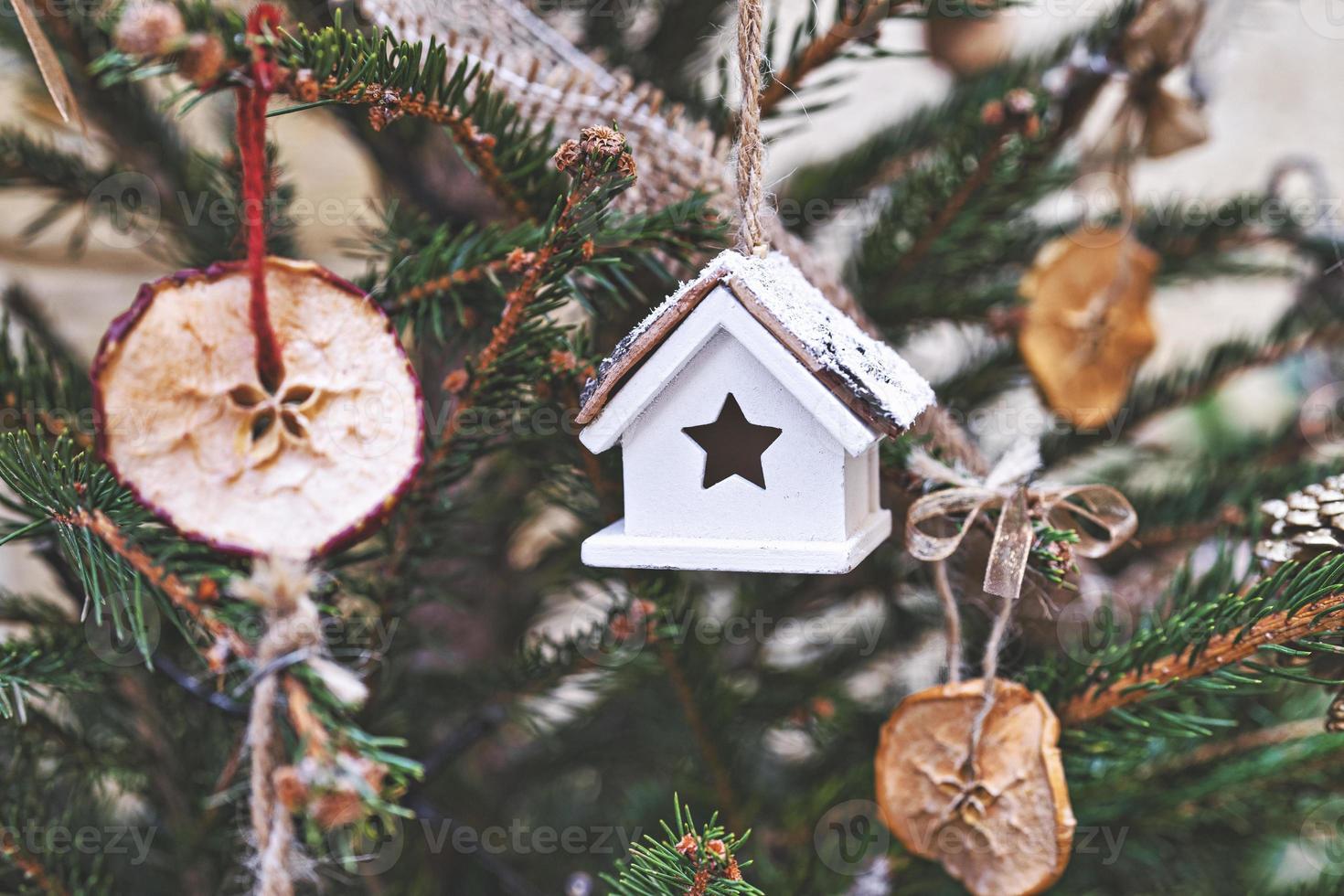 wijnoogst speelgoed- huis en droog appel Aan Kerstmis boom. natuurlijk Kerstmis ornamenten voor Kerstmis boom, nul verspilling foto