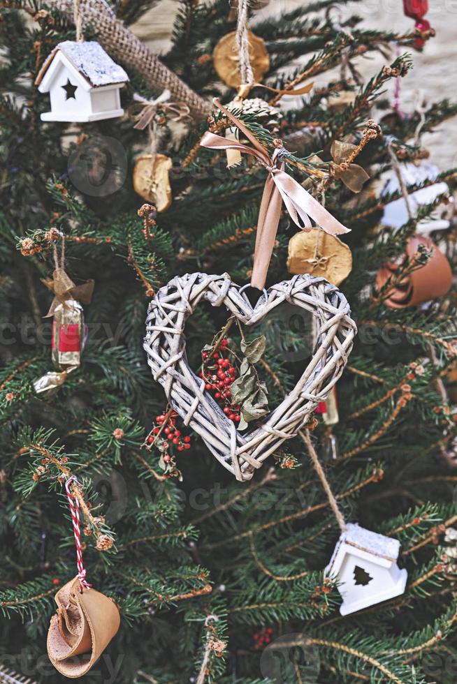 Kerstmis boom versierd met hartvormig geweven krans en andere handgemaakt Kerstmis Zero waste ornamenten foto