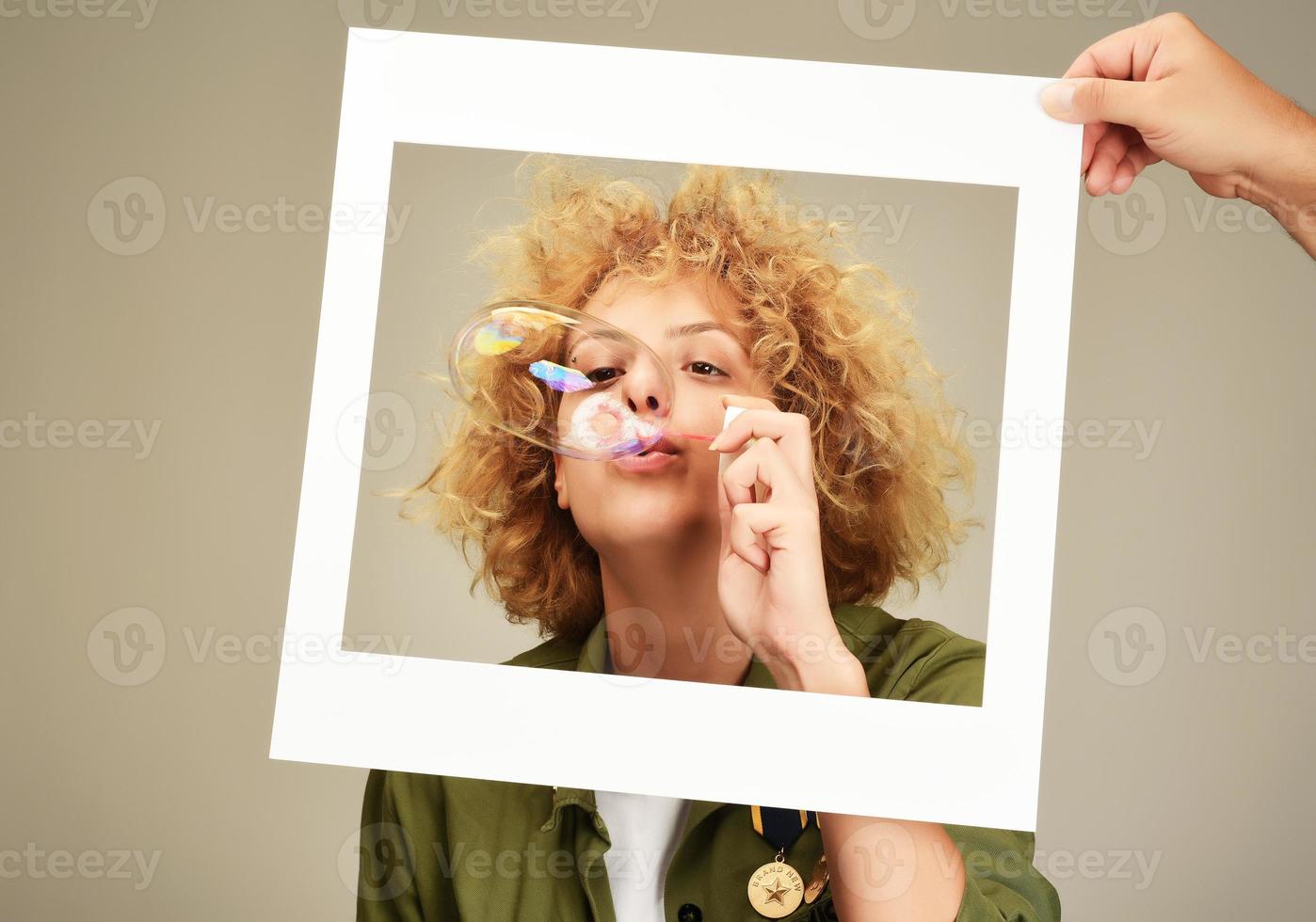 aantrekkelijk jong vrouw model- blazen zeep bubbels foto