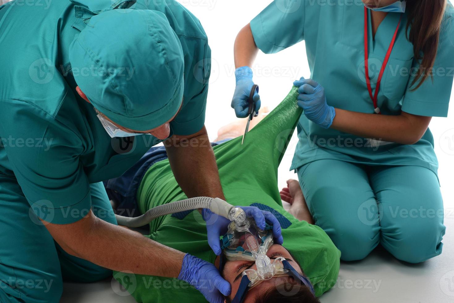 medisch team geven cpr naar geduldig. geïsoleerd foto