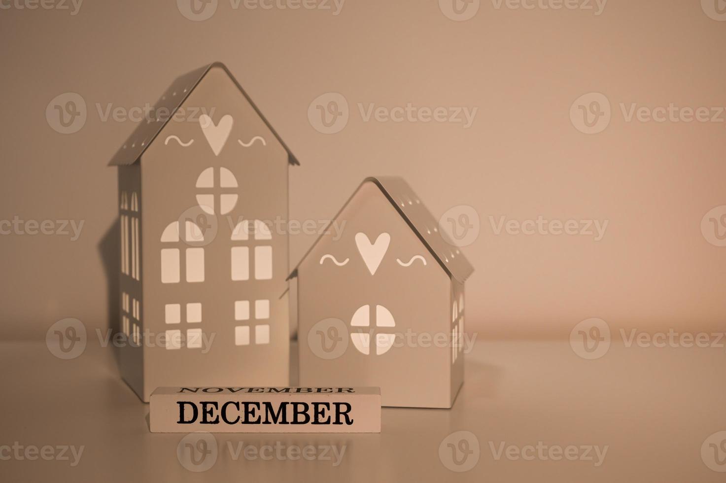 wit winter banier met speelgoed- huizen en december teken. begin van winter. seizoen feestdagen.plaats voor tekst foto