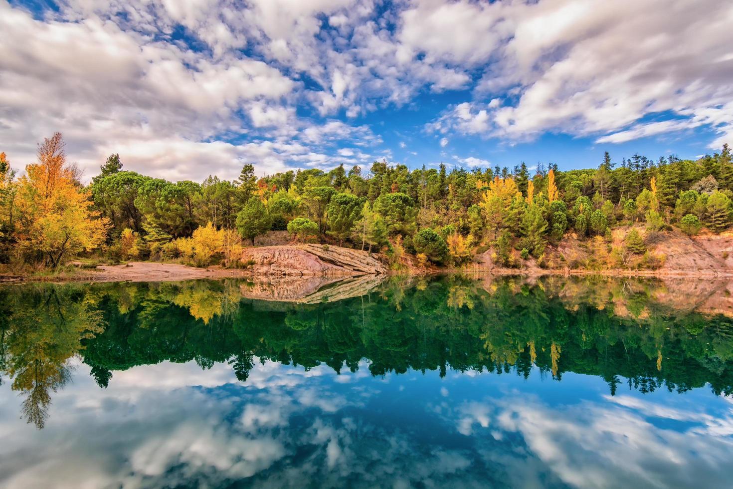 toneel- visie van spiegel Leuk vinden reflectie van zorg meer in zuiden van Frankrijk in herfst kleuren tegen dramatisch lucht foto