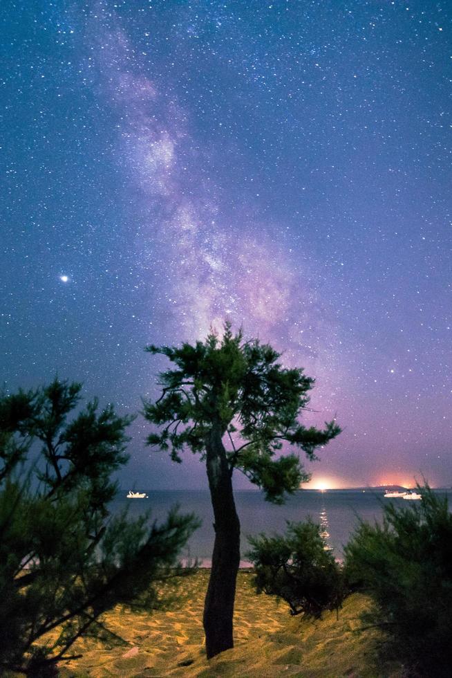 toneel- visie van de melkachtig manier in heilige tropez baai Oppervlakte in een zomer nacht foto