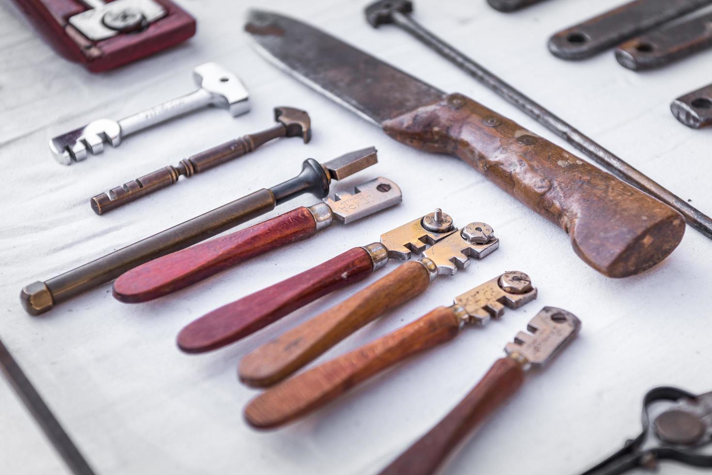 detailopname van oud werk gereedschap Bij een vlo markt in provence foto