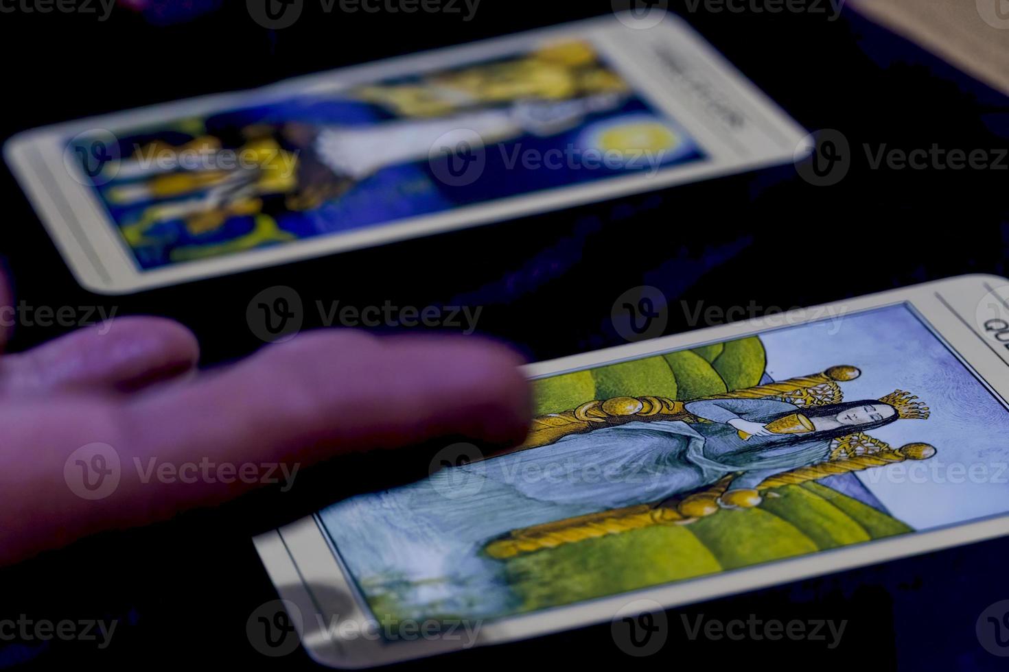 jong Mens lezing tarot kaarten in een vergadering met zijn vrienden, Mexico Latijns Amerika, 4k foto