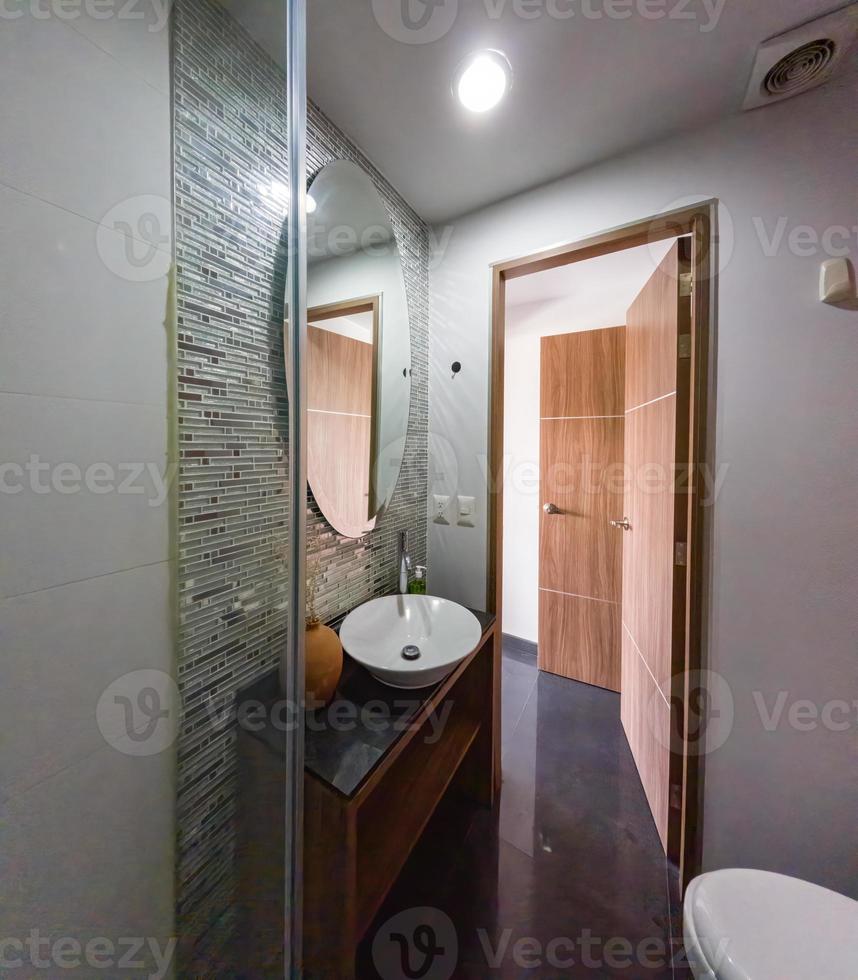klein badkamer van een appartement modern decoratie, elegant interieur, Mexico foto