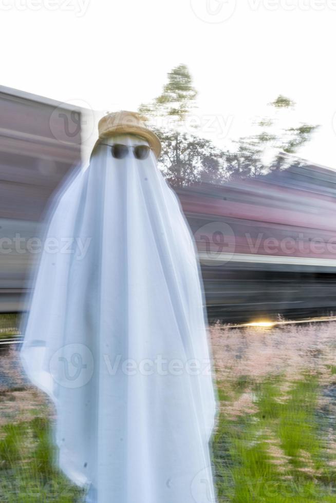 geest in de platteland genieten van de zon en de trein voorbijgaan achter, trein sporen foto